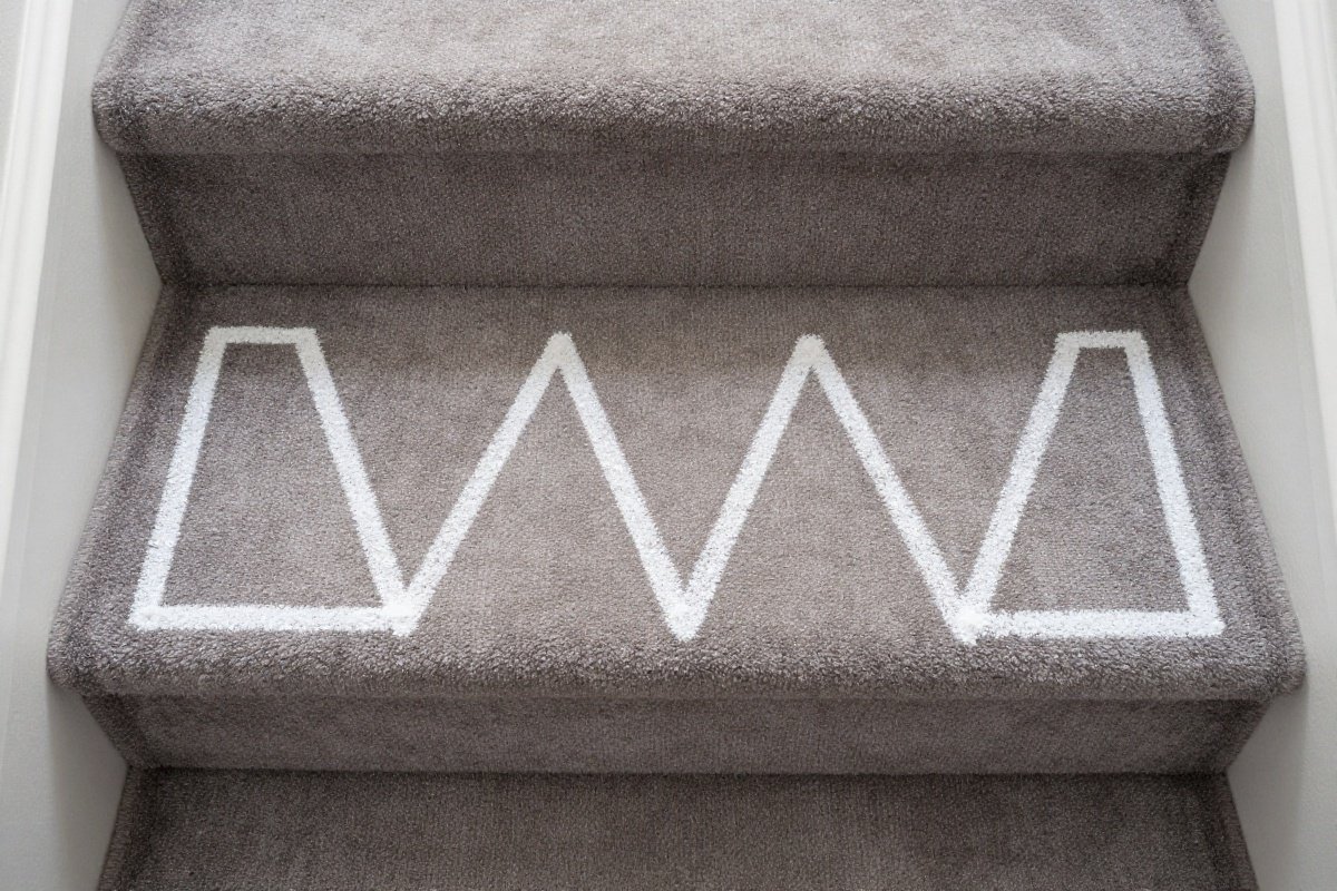Single stair tread showing W-shaped vacuuming pattern for complete coverage