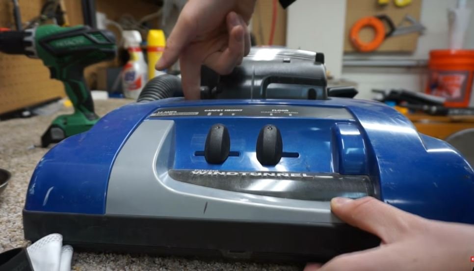 Self propelled vacuum