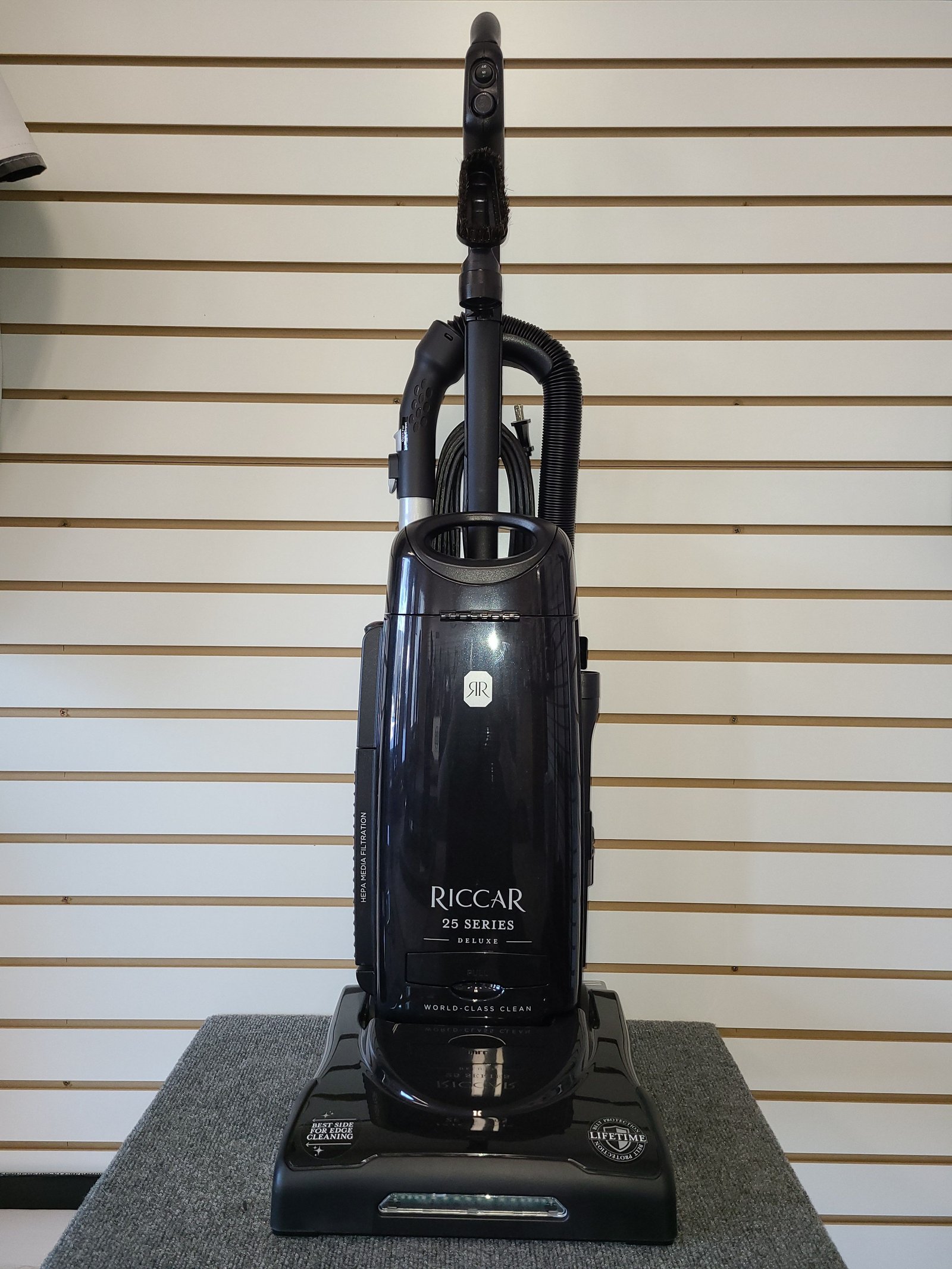 Riccar R25D Deluxe upright vacuum