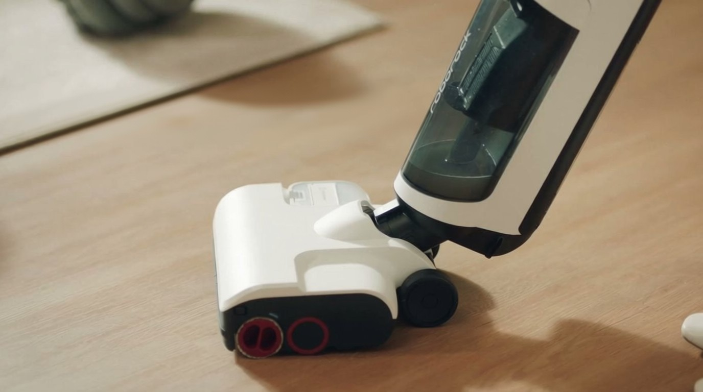 Roborock Dyad Pro Combo cleaning floors in action